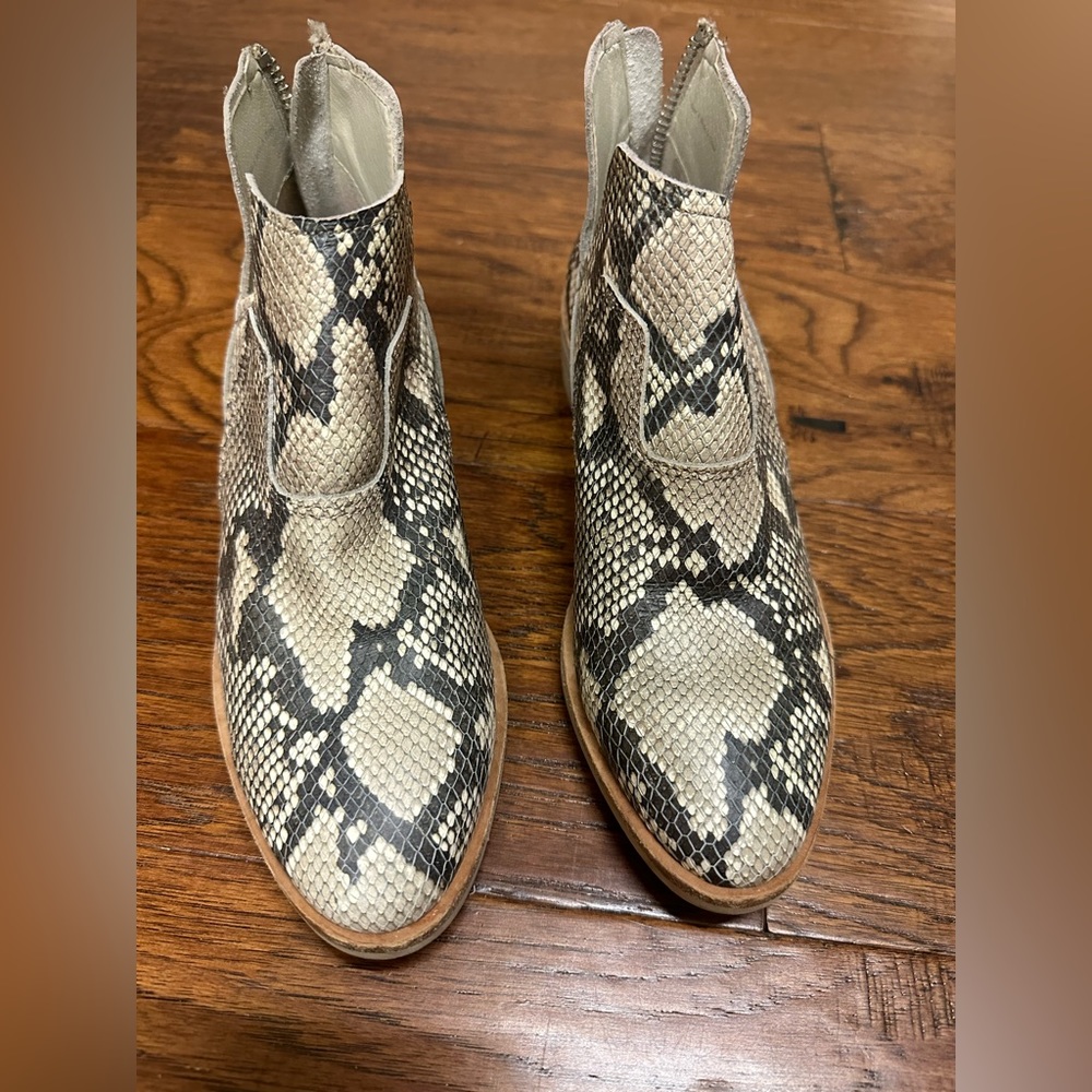Dolce Vita snakeskin booties. Sz 8